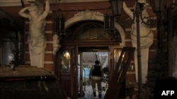 Пожарный заходит в поврежденный отель после российского ракетного обстрела в Одессе 31 января 2025 года