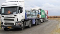 Türkmen, özbek gepleşiklerine garamazdan, “Farap” gümrüginde ulaglaryň uly nobatlary saklanýar