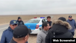 Әлімнұр Тұрғанбайды босатуды талап еткен топқа полицияның келген сәті. Алматы облысы, 13 қараша 2025 жыл.