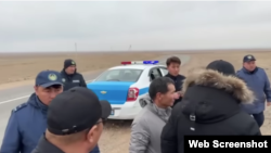 Члены незарегистрированной партии «Атажурт» требуют освободить Алимнура Турганбая. Алматинская область, 13 ноября 2025 года