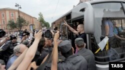 Задержание координатора "Левого фронта" Сергея Удальцова (справа) у БКЗ "Октябрьский" перед началом шествия на Марсовом Поле