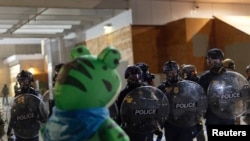 Протесты у здания Иммиграционной и таможенной полиции США, архив