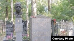 Могила Александра Маринеско на Богословском кладбище Петербурга