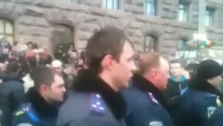 Міліціонери Львівщини йдуть на Майдан, співаючи гімн