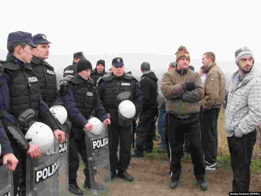 Italijanska kompanija Fiat sa zabrinutošću prati razvoj događaja u Korman polju na kome treba da budu podignuti proizvodni pogoni najvećih i najznačajnijih snabdevača auto delovima za njegovu kompaniju u Kragujevcu. Nezadovoljni vlasnici parcela nastavljaju sa blokadom, a početak radova obezbeđivala je policija, 20.01.2011. Foto: Branko Vučković 