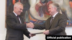 Армения -- Глава делегации ЕС в Армении Петр Свитальски (слева) и глава МИД Армении Эдвард Налбандян, Ереван, 17 сентября 2015 г. (Фотография - пресс-служба МИД Армении)