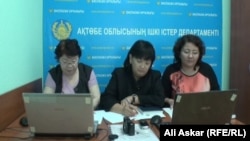 Сотрудники полиции проводят онлайн-конференцию, консультируя женщин, страдающих от бытового насилия. Актобе, 11 сентября 2013 года.