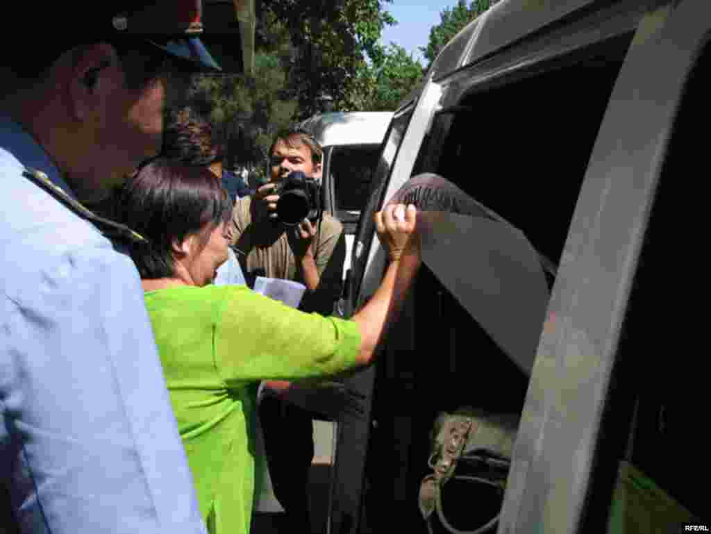 Укук коргоочуларды милиция кармап кетти - Андан көп узабай «Милиция» деген жазуусу бар эки машина келип, укук коргоочуларды  күч менен машинеге салып кетишти. 