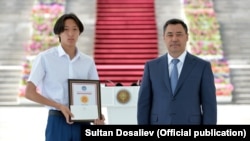 Садыр Жапаров ЖРТдан көп упай алган бүтүрүүчүлөргө "Алтын сертификат" тапшырды.