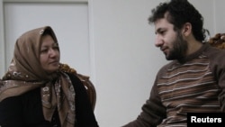 “Press” telewideniýesinde Aştiýaniniň we onuň oglunyň görkezilen suratlaryndan biri. 4-nji dekabr, 2010.