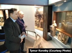 Співавтори книги «Адвокат єврейського народу» Болеслав Ятвецький (ліворуч) та Тимур Короткий в Інституті Жаботинського в Тель-Авіві