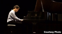 Азамат Сыдыков, пианист. 