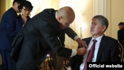 Подготовка к интервью президента КР. Иллюстративное фото