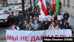 Февраль айынан бери өлкөнүн бир катар ири шаарларында “бекерпоздордун салыгы” деп мүнөздөлгөн декретке каршы миңдеген адамдар көчөгө чыгып жатышат. 