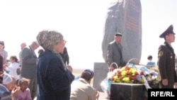 Монумент жертвам репрессий на Верблюжьей Горе. Актобе, 31 мая 2010 года.