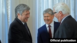 Кыргызстандын тышкы иштер министри Эрлан Абдылдаев, президент Алмазбек Атамбаев жана Германиянын тышкы иштер министри, Европадагы коопсуздук жана кызматташтык уюмунун (ЕККУ) азыркы төрагасы Франк-Валтер Штайнмайер. Бишкек, 31-март,  