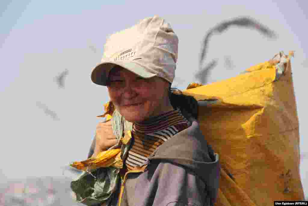 Бул Мира Чомоева. Күйөөсү экөө көптөн бери таштандыдан табылган ырыскы менен 5 баланы чоңойтуп жатышат.