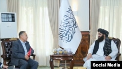 Кыргызстандын Коопсуздук кеңешинин төрагасынын орун басары Таалатбек Масадыков Ооганстандын Кабул шаарында Маулви Амир Хан Муттаки менен жолугушкан учуру.