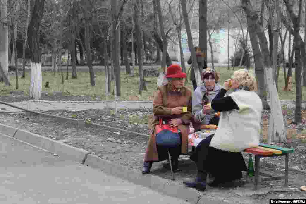 Многие приходят в парк с праздничными блюдами собственного приготовления и накрывают скатерть прямо на скамейках