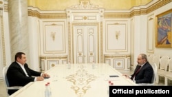 Армениянын өкмөт башчысы Никол Пашинян жана "Бакыбат Армения" саясий партиясынын лидери Гагик Царукян. Ереван. 2021-жылдын 18-марты.