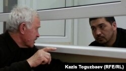 Справа блогер Ермек Тайчибеков, слева его адвокат Анатолий Окуньков. Село Кордай Жамбылской области, 4 ноября 2015 года.        
