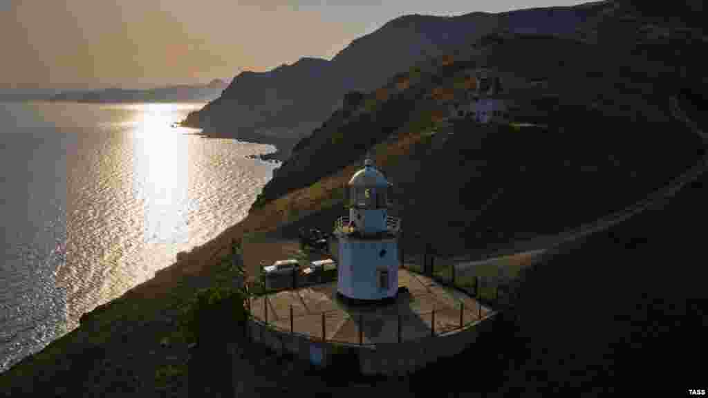 Меганомський маяк розташований на краю мису, він вказував шлях кораблям з 1895 року. Біла кам&#39;яна башта маяка з&#39;явилася тут за наказом царя Олександра II, який підписав у 1875 році &laquo;План споруди і переобладнання берегових і плавучих маяків та портових вогнів на морях Росії&raquo;