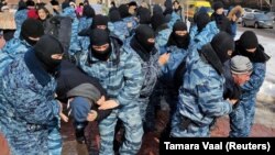 Сотрудники полиции задерживают протестующих. Нур-Султан, 1 мая 2020 года.