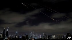 Сліди іранських ракет над Тель-Авівом, Ізраїль, 15 червня 2025 року