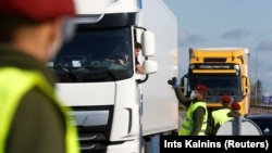 Також уряд ввів з 25 жовтня обов’язок носити маску для всіх жителів країни: її більше не можна замінювати шарфом, коміром або чимось іншим