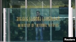 Если завтра парламент проголосует за перенос срока, то право на неограниченный доступ к электронным коммуникациям мобильных операторов останется за Министерством внутренних дел до апреля 2015 года