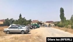 Hossarlarynyň jesedini almaga gelenleriň maşynlary, 2021-nji ýylyň 13-nji awgusty.