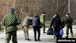 Учасники обміну полоненими поблизу Щастя, Луганська область, 26 лютого 2016 року