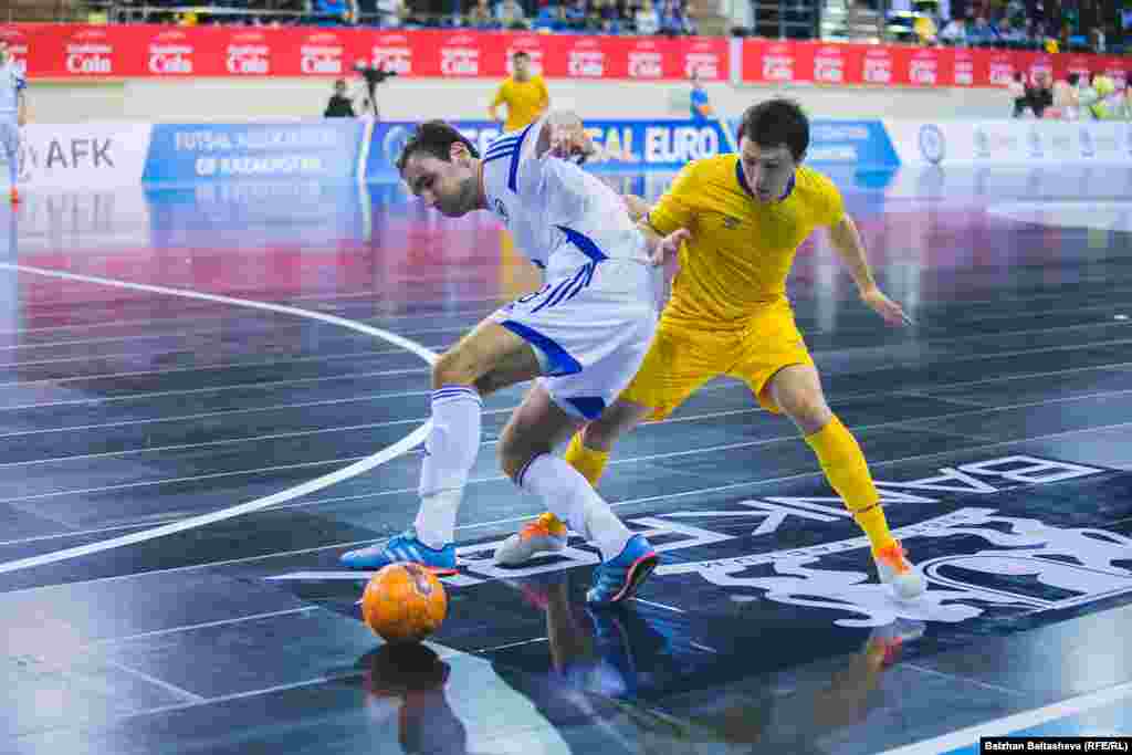 Казахстанская сборная впервые в истории примет участие в чемпионате Европы. Ранее Казахстан состоял в Азиатской конфедерации футбола. В 1999 году Казахстан завоевал на чемпионате Азии бронзу, в 2000 году - серебро, уступив сборной из Ирана со счетом 4 : 1.