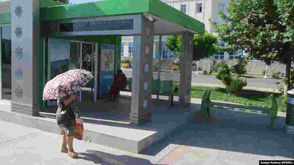 Популярны среди жителей города и дождевые зонты в качестве защиты от солнца