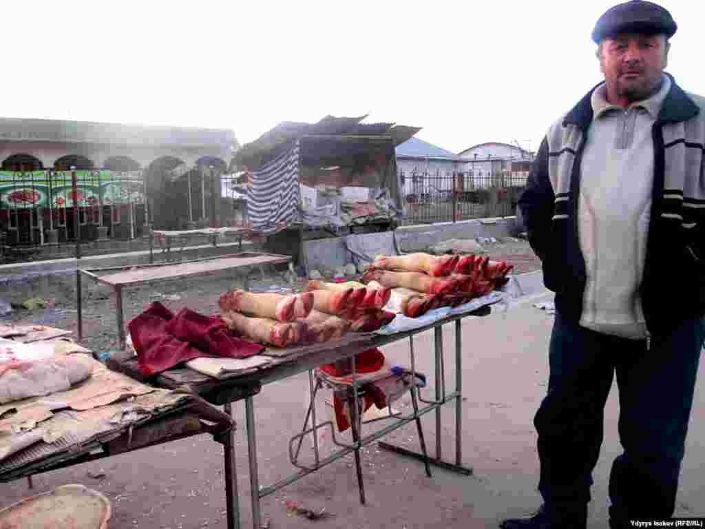 Кара-Суу көчөсүндө уйдун тазаланган шыйрагын сатчу атайын соода жайы да пайда болгон