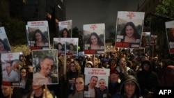 تصاویر برخی از گروگانان اسرائیلی توسط مردم حمل میشود 