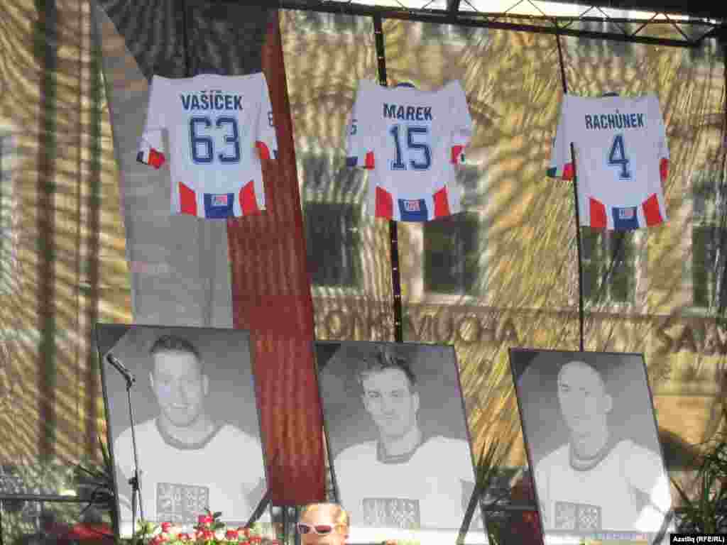 Русиянең &quot;Локомотив&quot; (Ярославль) такымында уйнаган Йозеф Вашичек, Ян Марек, Карел Рахунек белән хушлашырга 11 сентябрь Праганың Искешәһәр мәйданына меңнәрчә кеше килде.