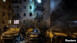 Будинок й автомобілі в Харкові, пошкоджені російським ударом, 3 квітня 2025 року