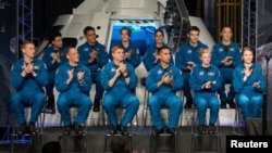  فضا نورد جاسیکا واتکینز ( نفر اول قطار دوم دست چپ) 