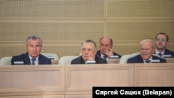 Зьлева направа: Пётар Міклашэвіч, Валянцін Сукала, Леанід Анфімаў у Савеце Рэспублікі. Архіўнае фота, 2019 год