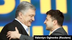 Тодішні кандидати на посаду президента України Петро Порошенко (ліворуч) і Володимир Зеленський на стадіоні «Олімпійський», 19 квітня 2019 року