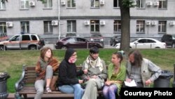 Два дня назад "голодовщики" переместились от памятника героям Плевны к памятнику Юрию Долгорукому