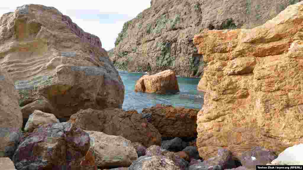 У грудні, коли біля моря нікого немає, можна побачити маленькі природні чудеса: джерело, яке стікає в море, рідкісні камені серед гальки і химерні форми гірських порід. Більше фото &laquo;дикої кримської природи&raquo; - в галереї &nbsp;