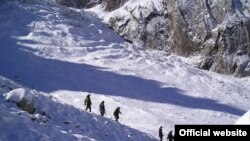 Спасатели МЧС КР на перевале автодороги Бишкек-Ош.