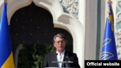 У стен Софийского собора президент Украины призвал сограждан сплотиться вокруг «ценностей государства»