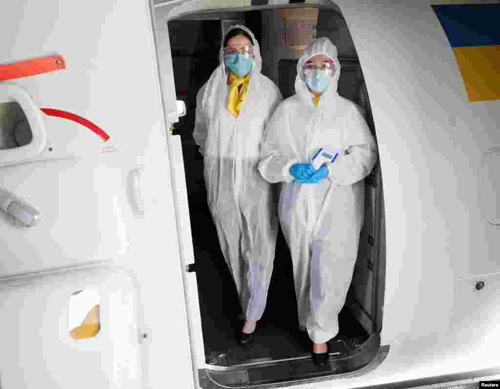 Стюардеси в літаку, одягнені в захисні костюми, в міжнародному аеропорту &laquo;Бориспіль&raquo;