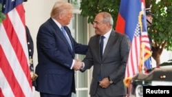 ԱՄՆ նախագահ Դոնալդ Թրամփը Սպիտակ տանը դիմավորում է Հայաստանի վարչապետ Նիկոլ Փաշինյանին, Վաշինգտոն, 8-ը օգոստոսի, 2025թ. 