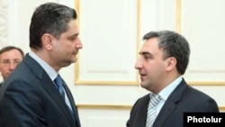 Премьер-миристр Армении Тигран Саргсян (слева) принимает главу правительства Грузии Нику Гилаури, 26 января 2010 г.  
