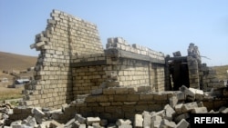 "Qanunsuz" tikililərin söküntüsü. Foto arxiv