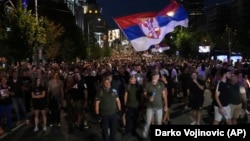 Учасники протестів в Белграді, Сербія, 14 серпня 2025 року